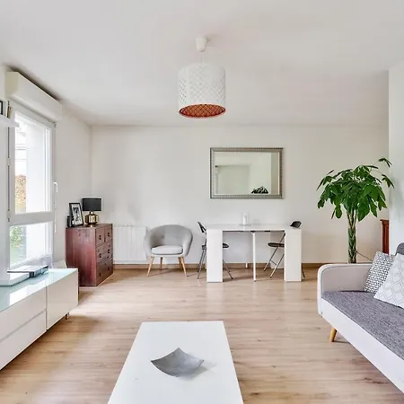 Spacious With Balcony **nantes** דירה *